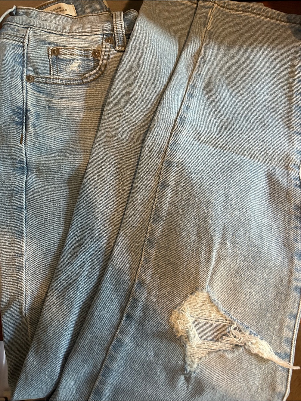 Universal Thread Light Blue Straight-Leg Jeans with Distressed Knee